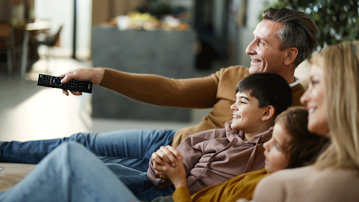Familie vor dem Fernseher