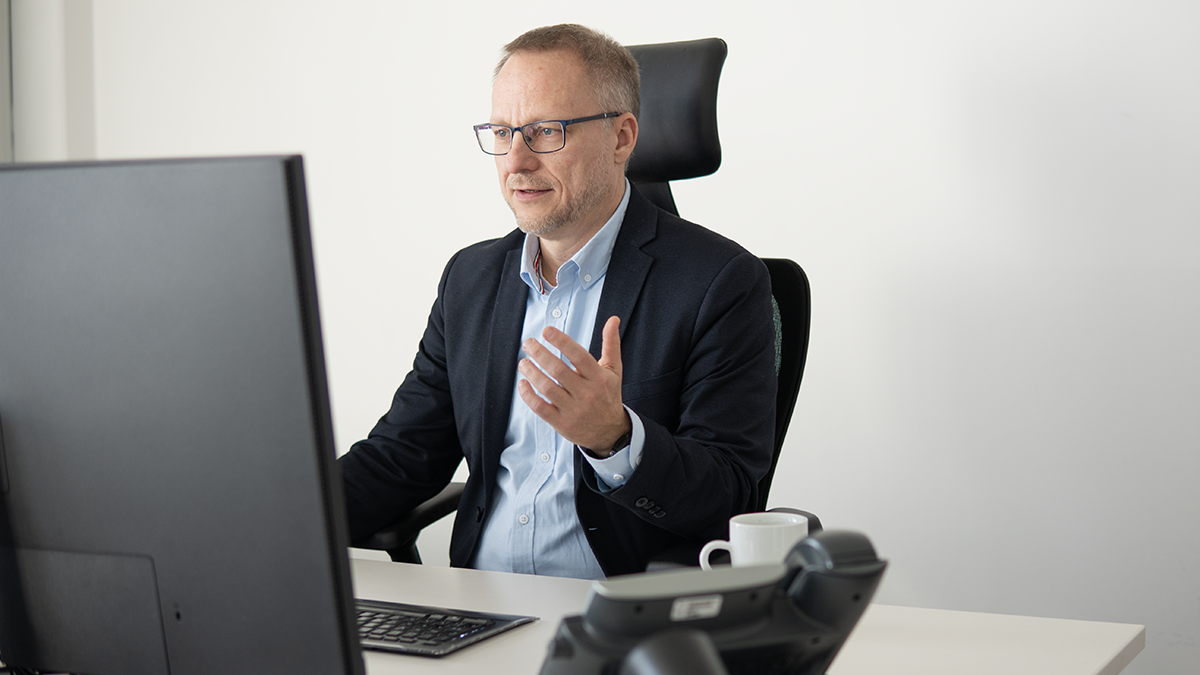 Tom Ritter in der Videokonferenz an seinem Schreibtisch bei Fraunhofer FOKUS
