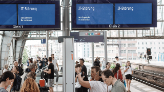 Bahnsteig mit digitaler Anzeige