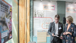 Auch Anja Karliczek, Bundesministerin für Bildung und Forschung, besuchte die DigiHand-Ausstellung – hier zusammen mit Dr. Michael Scharp, Projektleiter DigiHand.