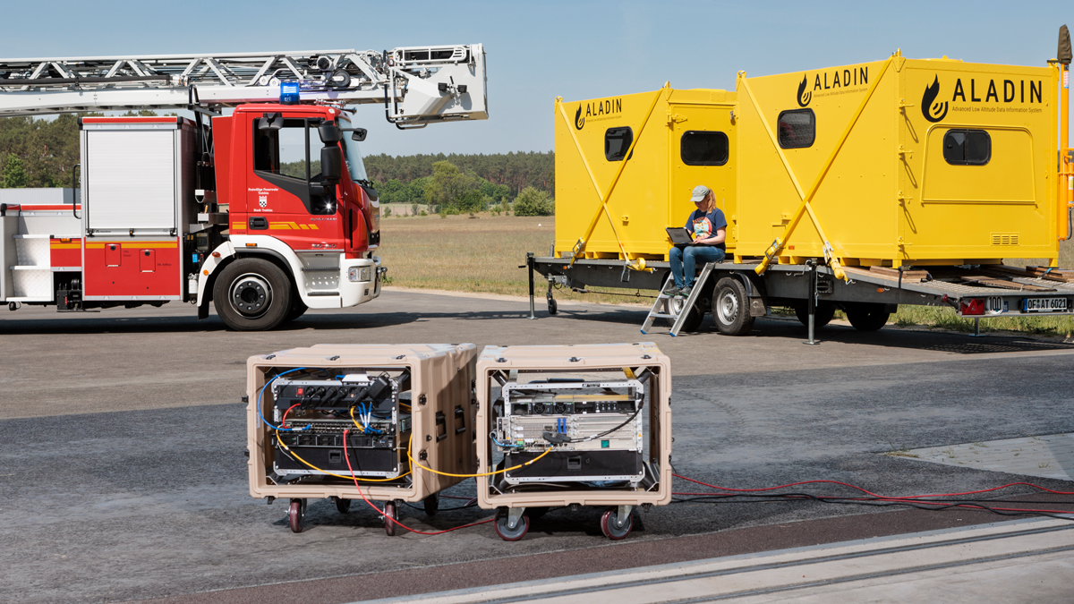 Man sieht ein Löschfahrzeug und die Nomadic Node Boxen.