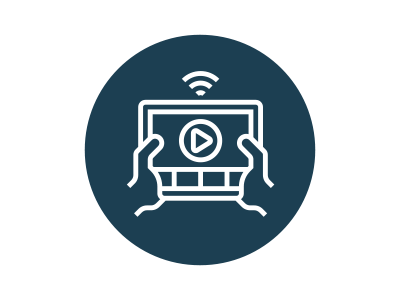 Kreis in Dunkelblau mit einem weißen Icon: 3 Computerbildschirme, die über einen Gaming Controler verbunden sind