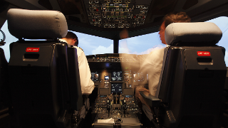 Zwei Piloten im Cockpit eines Flugsimulators