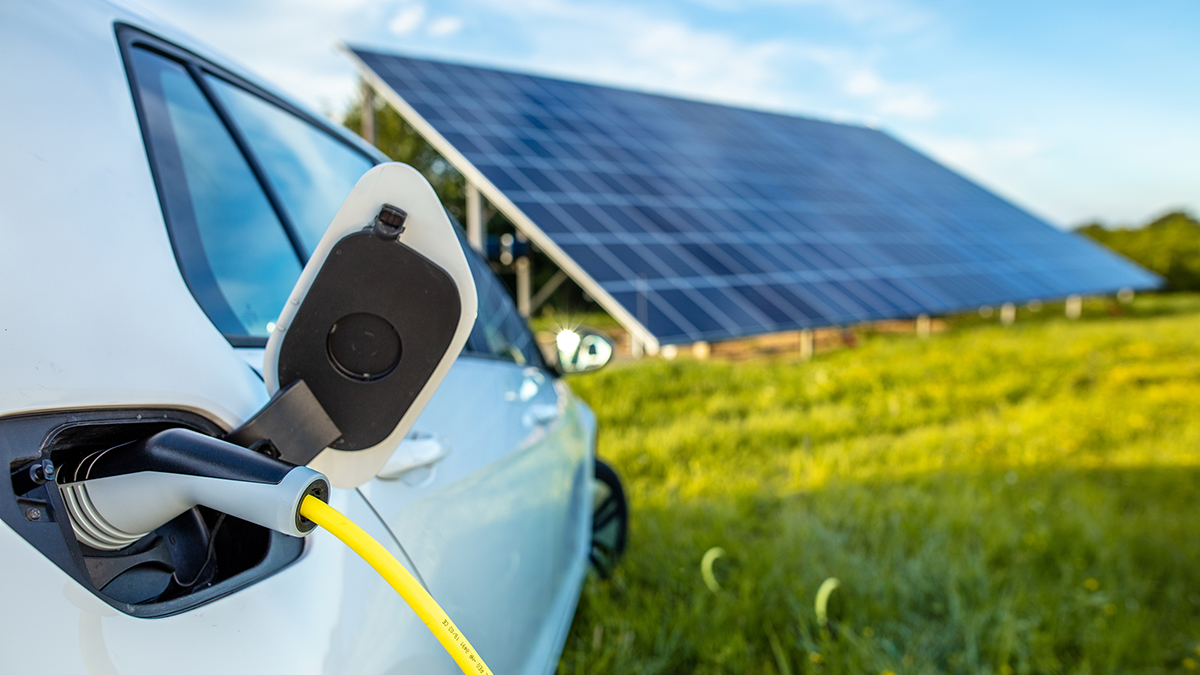 SQC, Projekte: DOSS Close up of electric car charging on charge station