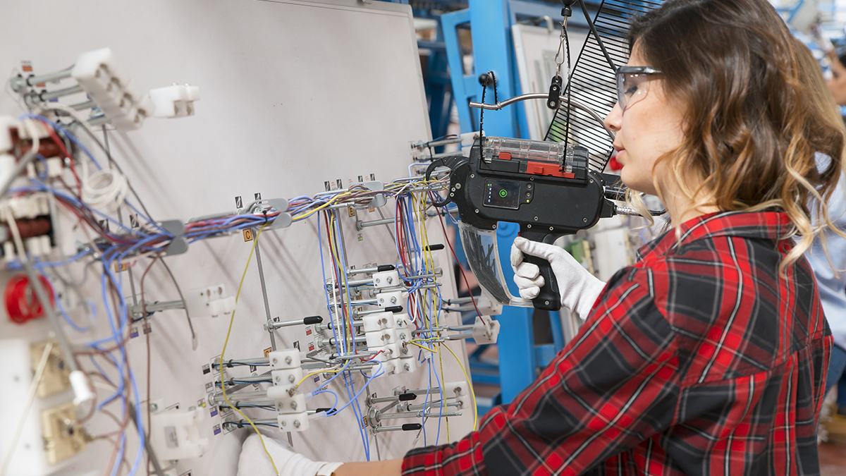 SQC, Projekte: ETSI STFs / TTFs female worker using wire tie guns