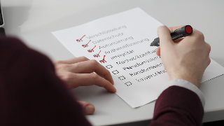 Checkliste für IT-Sicherheit wird abgehakt: Verschlüsselung, Datenschutz, Autorisierung, Authentifizierung, Integrität, Nachvollziehbarkeit, Pseudomisierung, Randomisierung, Einverständnis