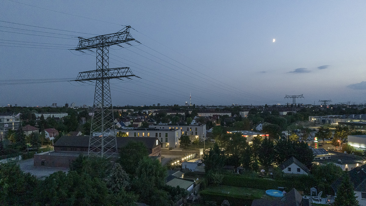 Strommasten in einer Stadt